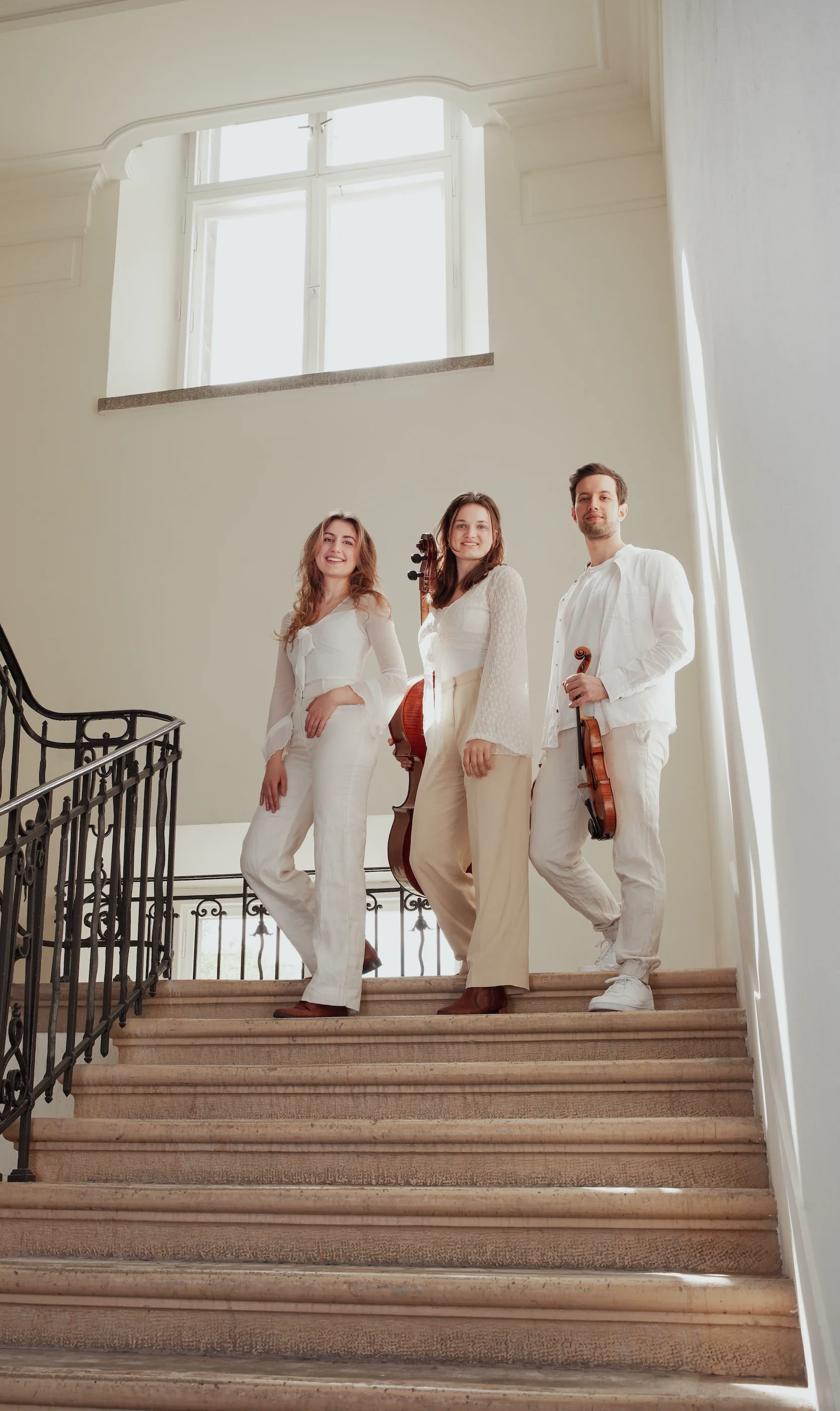 Bernstein Trio steht auf einer Treppe
